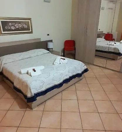 게스트하우스 La Via Del Mare Sei Gia A Casa, Parcheggio Per Moto E Bici 3*